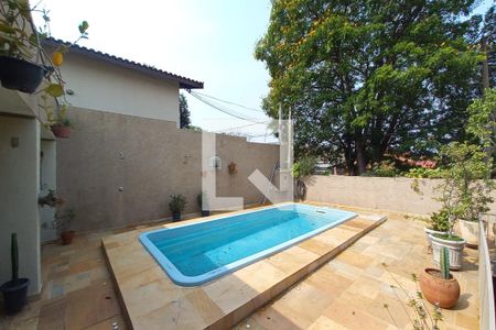 Casa à venda com 493m², 4 quartos e 2 vagas Casa à venda com 493m², 4 quartos e 2 vagasÁrea comum - Piscina