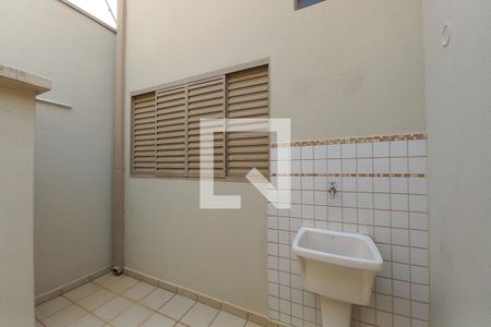 Casa à venda com 493m², 4 quartos e 2 vagas Casa à venda com 493m², 4 quartos e 2 vagasÁrea de Serviço