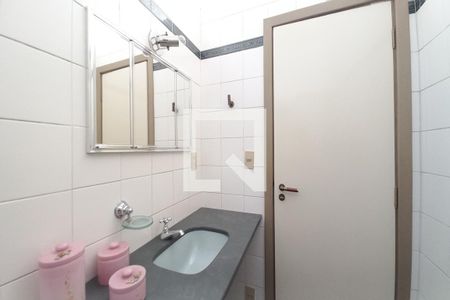 Casa à venda com 493m², 4 quartos e 2 vagas Casa à venda com 493m², 4 quartos e 2 vagasBanheiro da Suíte 1