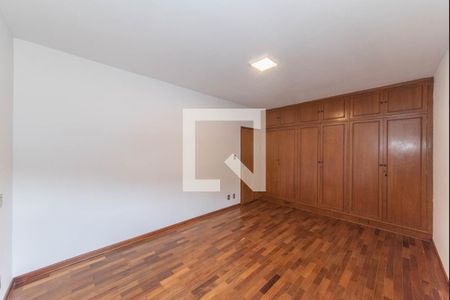 Casa à venda com 317m², 4 quartos e 3 vagas Casa à venda com 317m², 4 quartos e 3 vagasQuarto 1