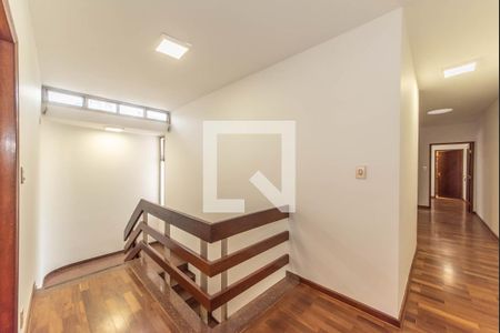 Casa à venda com 317m², 4 quartos e 3 vagas Casa à venda com 317m², 4 quartos e 3 vagasHall dos Dormitórios