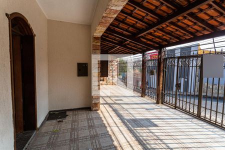 Casa à venda com 350m², 4 quartos e 4 vagas Casa à venda com 350m², 4 quartos e 4 vagasGaragem/Entrada