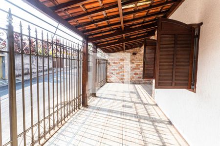 Casa à venda com 350m², 4 quartos e 4 vagas Casa à venda com 350m², 4 quartos e 4 vagasGaragem/Entrada