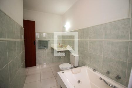 Casa à venda com 198m², 4 quartos e 2 vagas Casa à venda com 198m², 4 quartos e 2 vagasBanheiro da Suíte