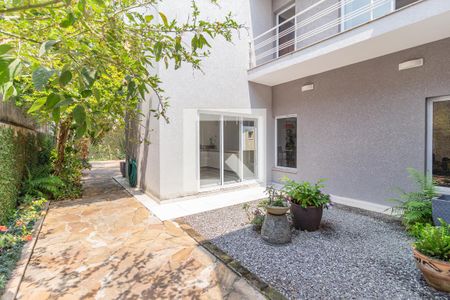 Casa à venda com 250m², 3 quartos e 4 vagas Casa à venda com 250m², 3 quartos e 4 vagasQuintal