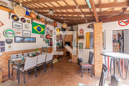 Casa à venda com 250m², 3 quartos e 4 vagas Casa à venda com 250m², 3 quartos e 4 vagasQuintal