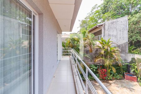 Casa à venda com 250m², 3 quartos e 4 vagas Casa à venda com 250m², 3 quartos e 4 vagasSacada dos quartos 1 e 2