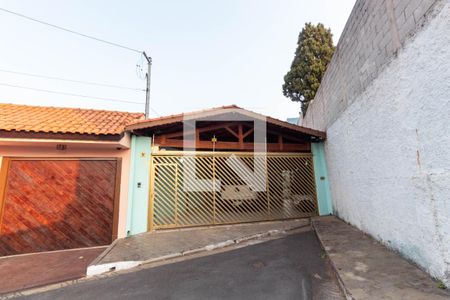 Casa à venda com 240m², 3 quartos e 3 vagas Casa à venda com 240m², 3 quartos e 3 vagasFachada