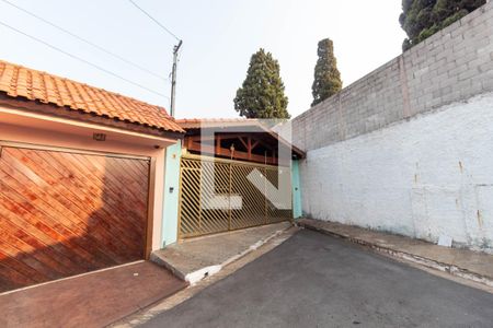 Casa à venda com 240m², 3 quartos e 3 vagas Casa à venda com 240m², 3 quartos e 3 vagasFachada