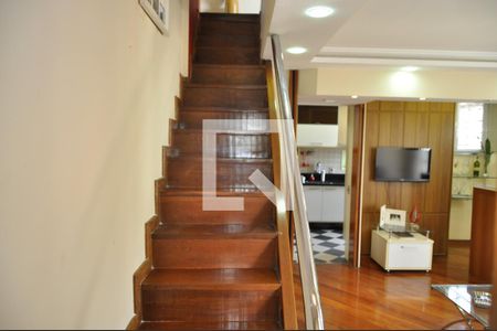 Apartamento à venda com 140m², 2 quartos e 2 vagasEscada