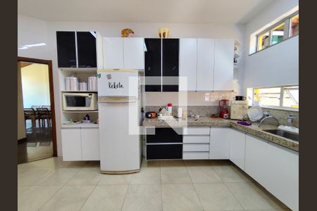 Casa para alugar com 362m², 4 quartos e 4 vagas Casa para alugar com 362m², 4 quartos e 4 vagasCozinha