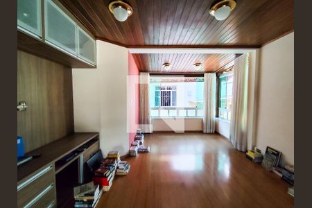 Casa para alugar com 362m², 4 quartos e 4 vagas Casa para alugar com 362m², 4 quartos e 4 vagasSala