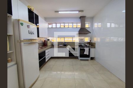 Casa para alugar com 362m², 4 quartos e 4 vagas Casa para alugar com 362m², 4 quartos e 4 vagasCozinha