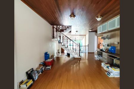 Casa para alugar com 362m², 4 quartos e 4 vagas Casa para alugar com 362m², 4 quartos e 4 vagasSala