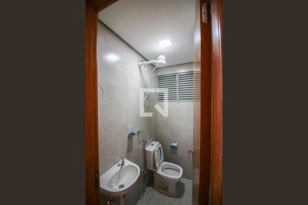 Banheiro de kitnet/studio para alugar com 1 quarto, 17m² em Cln 406, Brasília