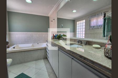 Casa à venda com 252m², 4 quartos e 5 vagasBanheiro da Suíte 2