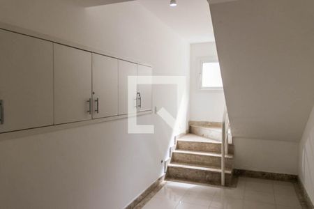 Casa de condomínio para alugar com 500m², 5 quartos e 4 vagasEscada