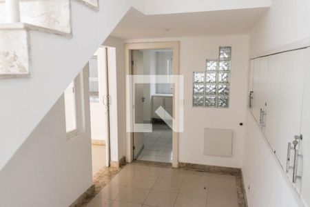 Casa de condomínio para alugar com 500m², 5 quartos e 4 vagasEscada