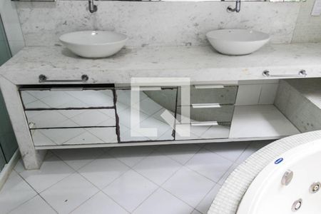 Casa de condomínio para alugar com 500m², 5 quartos e 4 vagasBanheiro