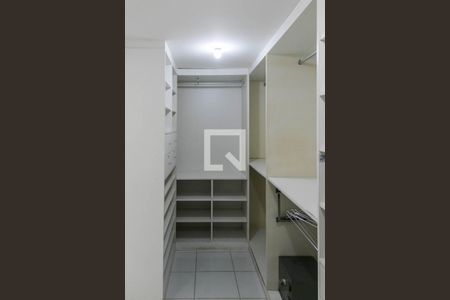 Casa de condomínio para alugar com 500m², 5 quartos e 4 vagasCloset