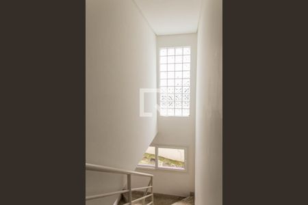 Casa de condomínio para alugar com 500m², 5 quartos e 4 vagasEscada