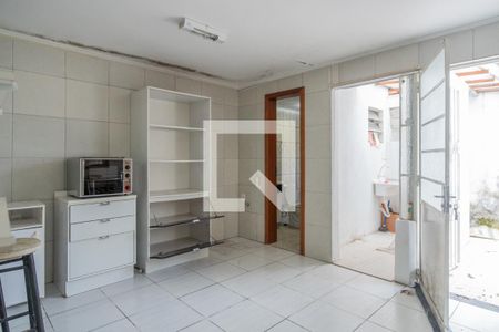 Casa à venda com 150m², 6 quartos e 4 vagas Casa à venda com 150m², 6 quartos e 4 vagasCozinha e Área de Serviço