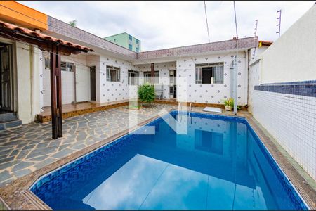 Casa à venda com 268m², 3 quartos e 2 vagasPiscina