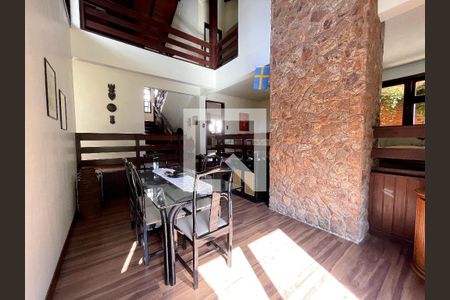 Casa à venda com 370m², 4 quartos e 4 vagas Casa à venda com 370m², 4 quartos e 4 vagasSala