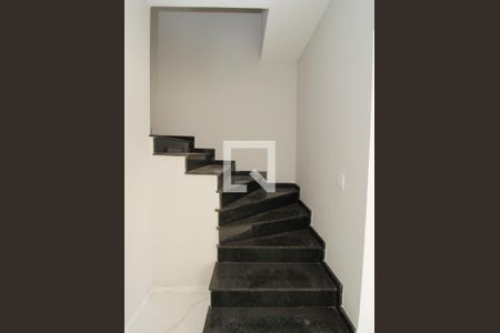 Casa à venda com 94m², 2 quartos e 2 vagasEscada