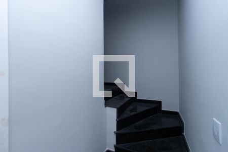 Casa à venda com 89m², 2 quartos e 2 vagasEscada