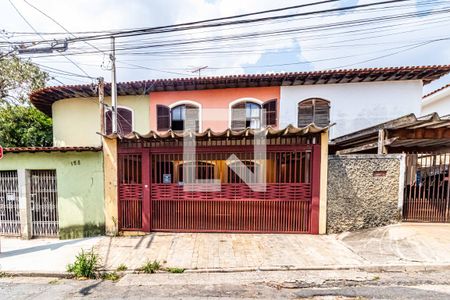 Casa à venda com 250m², 3 quartos e 3 vagas Casa à venda com 250m², 3 quartos e 3 vagasFachada