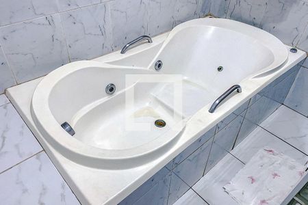 Casa à venda com 400m², 3 quartos e 8 vagasBanheiro da Suíte 2