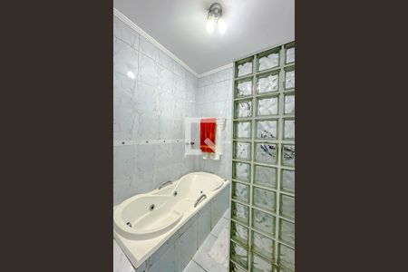 Casa à venda com 400m², 3 quartos e 8 vagasBanheiro da Suíte 2