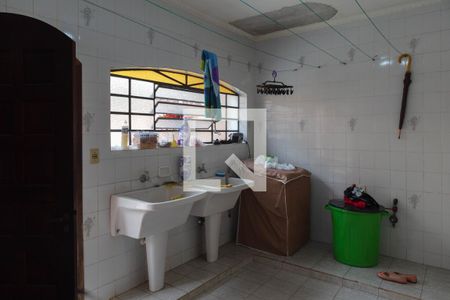 Casa à venda com 328m², 5 quartos e 4 vagas Casa à venda com 328m², 5 quartos e 4 vagasÁrea de Serviço