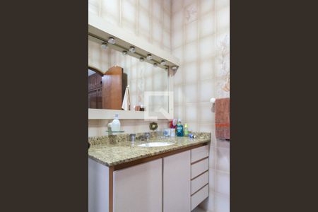 Casa à venda com 328m², 5 quartos e 4 vagas Casa à venda com 328m², 5 quartos e 4 vagasBanheiro da Suíte 1