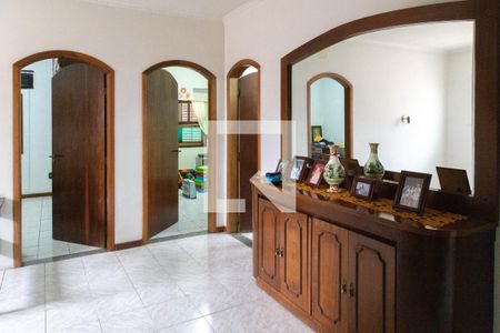 Casa à venda com 328m², 5 quartos e 4 vagas Casa à venda com 328m², 5 quartos e 4 vagasHall Quartos