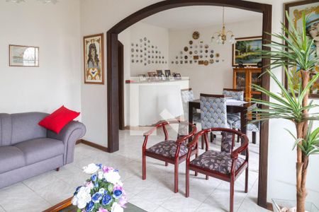 Casa à venda com 328m², 5 quartos e 4 vagas Casa à venda com 328m², 5 quartos e 4 vagasSala de Estar