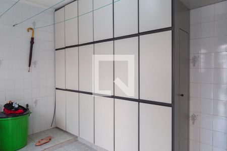 Casa à venda com 328m², 5 quartos e 4 vagas Casa à venda com 328m², 5 quartos e 4 vagasÁrea de Serviço