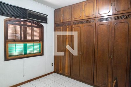 Casa à venda com 328m², 5 quartos e 4 vagas Casa à venda com 328m², 5 quartos e 4 vagasQuarto 4