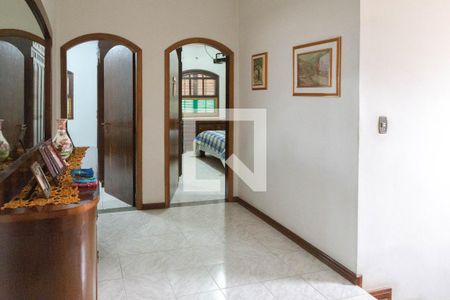 Casa à venda com 328m², 5 quartos e 4 vagas Casa à venda com 328m², 5 quartos e 4 vagasHall Quartos