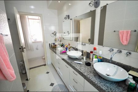 Casa à venda com 600m², 4 quartos e 2 vagasBanheiro da Suíte 2