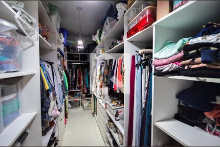 Casa à venda com 600m², 4 quartos e 2 vagasCloset da Suíte 2