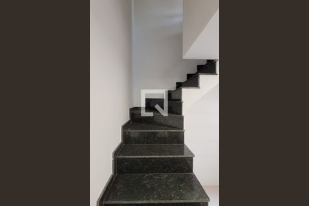 Apartamento à venda com 104m², 2 quartos e 2 vagas Apartamento à venda com 104m², 2 quartos e 2 vagasEscada