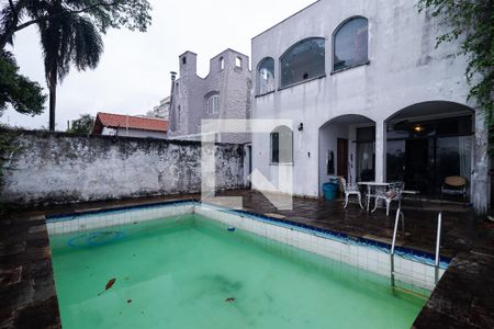 Casa à venda com 330m², 4 quartos e 2 vagas Casa à venda com 330m², 4 quartos e 2 vagasÁrea externa