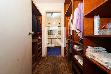 Casa à venda com 330m², 4 quartos e 2 vagas Casa à venda com 330m², 4 quartos e 2 vagasCloset da Suíte 1