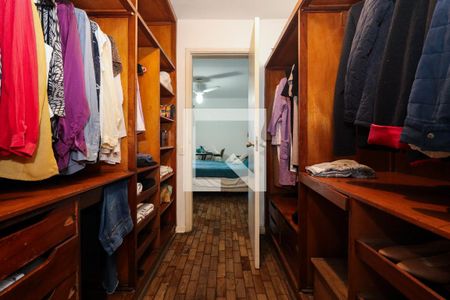 Casa à venda com 330m², 4 quartos e 2 vagas Casa à venda com 330m², 4 quartos e 2 vagasCloset da Suíte 1