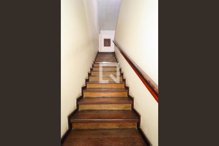 Casa à venda com 330m², 4 quartos e 2 vagas Casa à venda com 330m², 4 quartos e 2 vagasEscada