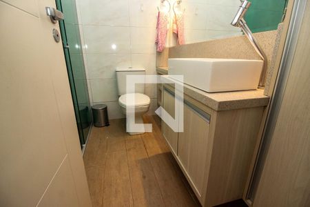 Casa de condomínio à venda com 300m², 4 quartos e 3 vagasBanheiro de serviço