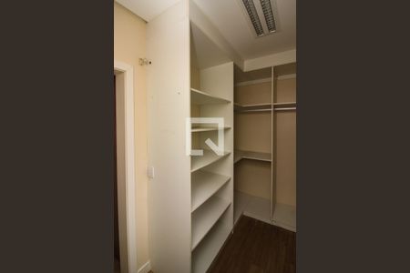 Casa de condomínio à venda com 300m², 4 quartos e 3 vagasCloset da suíte 1