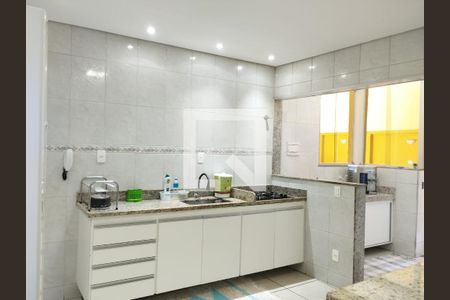 Casa à venda com 200m², 3 quartos e 4 vagas Casa à venda com 200m², 3 quartos e 4 vagasCozinha
